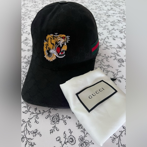 Gucci Black Hat with Embroidered Tiger and Stripe - Picture 1 of 6